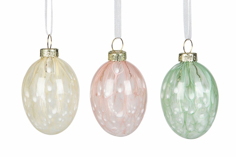 Setiss&auml; kolme eri v&auml;rist&auml; lasista koristemunaa