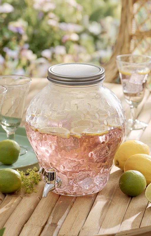 Mansikan muotoinen juoma-annostelija kirkasta lasia