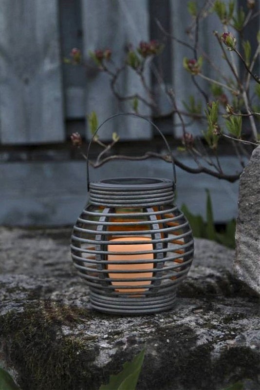 Rotang aurinkokennolla toimiva lyhty