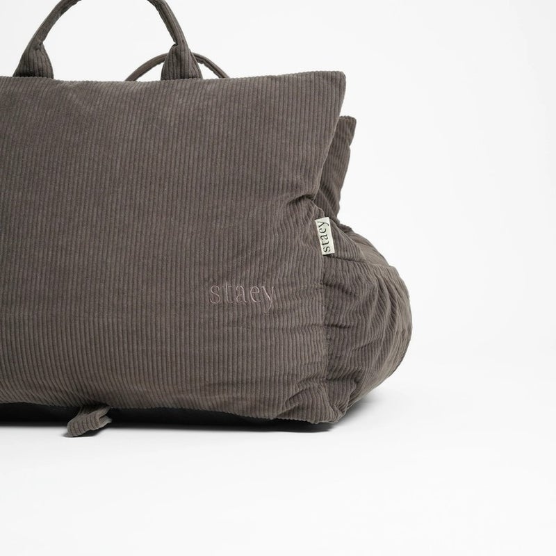 Materiaali on tumman taupen v&auml;rinen vakosametti