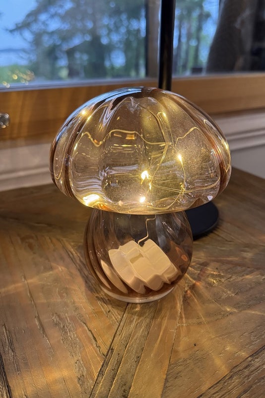 Lasinen sienilamppu led-valolla kolmessa v&auml;riss&auml;