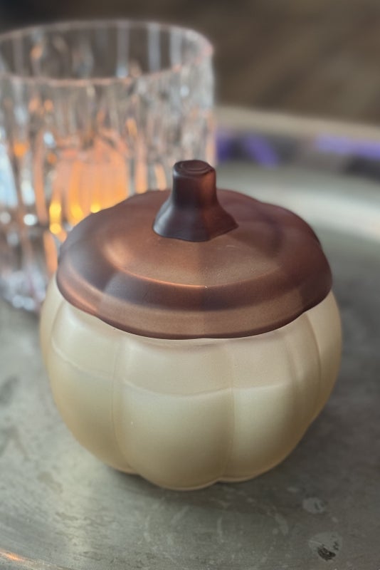 Kynttil&auml; kurpitsan muotoisessa lasiastiassa 12x11,5cm