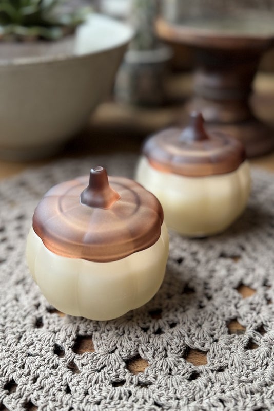 Kurpitsakynttil&auml; kannellisessa lasiastiassa 8,5x8cm