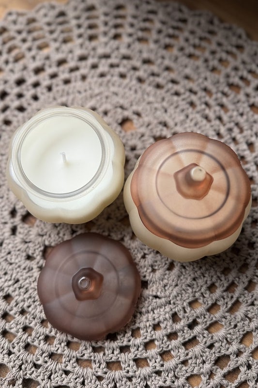 Kurpitsan muotoinen lasiastia kynttil&auml;ll&auml;