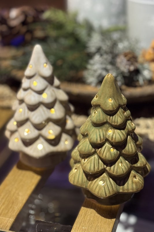 Keraaminen koristekuusi led-valolla kahdessa v&auml;riss&auml;