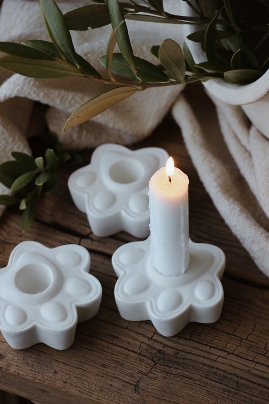 Soft Paws mattavalkoinen kynttil&auml;jalka 7,9x7x2,7cm