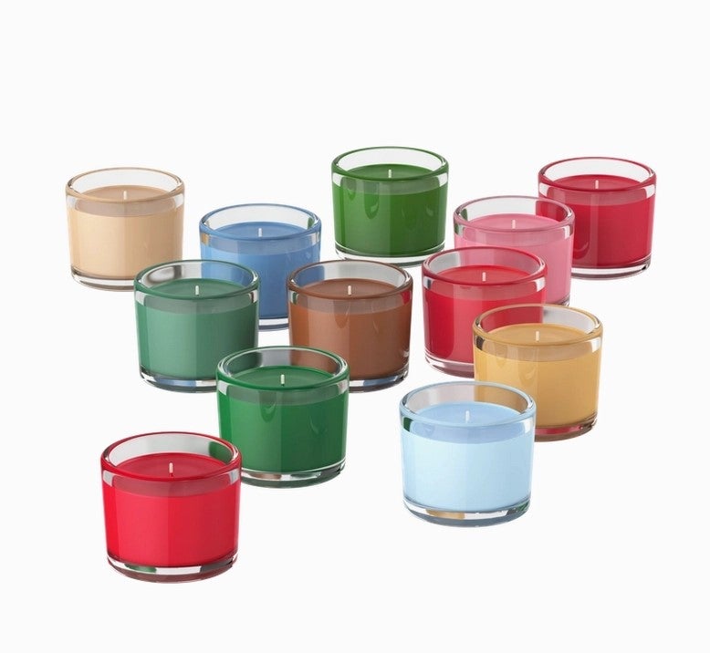 Tuoksukynttil&auml;t eri v&auml;reiss&auml; kirkkaassa lasiastiassa