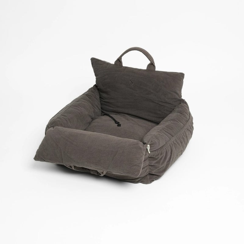 Pehme&auml; koiran istuin autoon tumma taupe  58x58x42cm