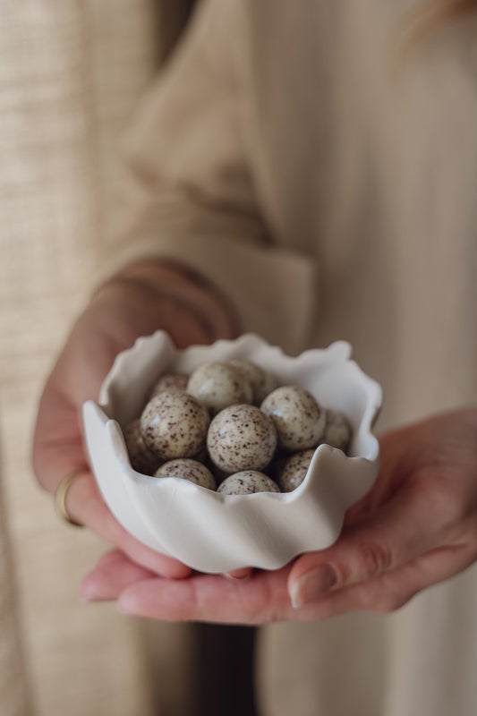 Keskikokoinen mattavalkoinen munankuori 10x6cm