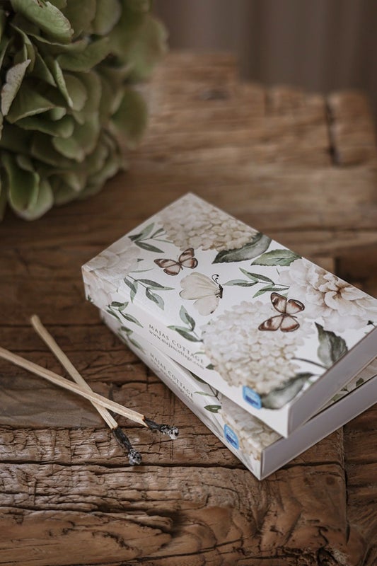 3 eri kokoisen lyhdyn ostajalle tulitikut mukaan pakettiin